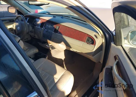 2004 Lincoln Town Car Signature z USA, uszkodzony, nr VIN 1LNHM81WX4Y681974